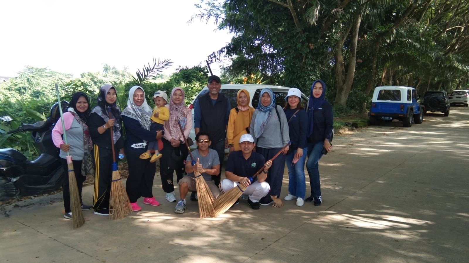 Gotong royong di Stadion Seberang