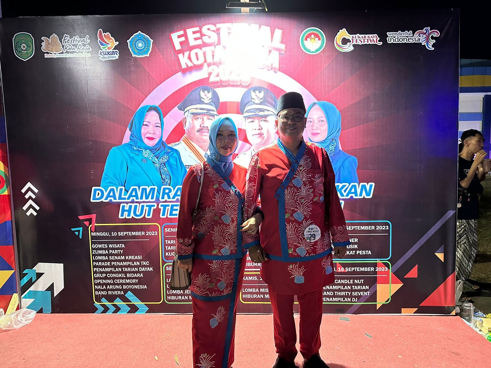 Plt. Kepala Dinas Perumahan dan Kawasan Permukiman Kutai Kartanegara dan Istrinya Memukau dalam Lomba Pakaian Adat Miskat dalam Peringatan HUT Kecamatan Tenggarong yang ke-241