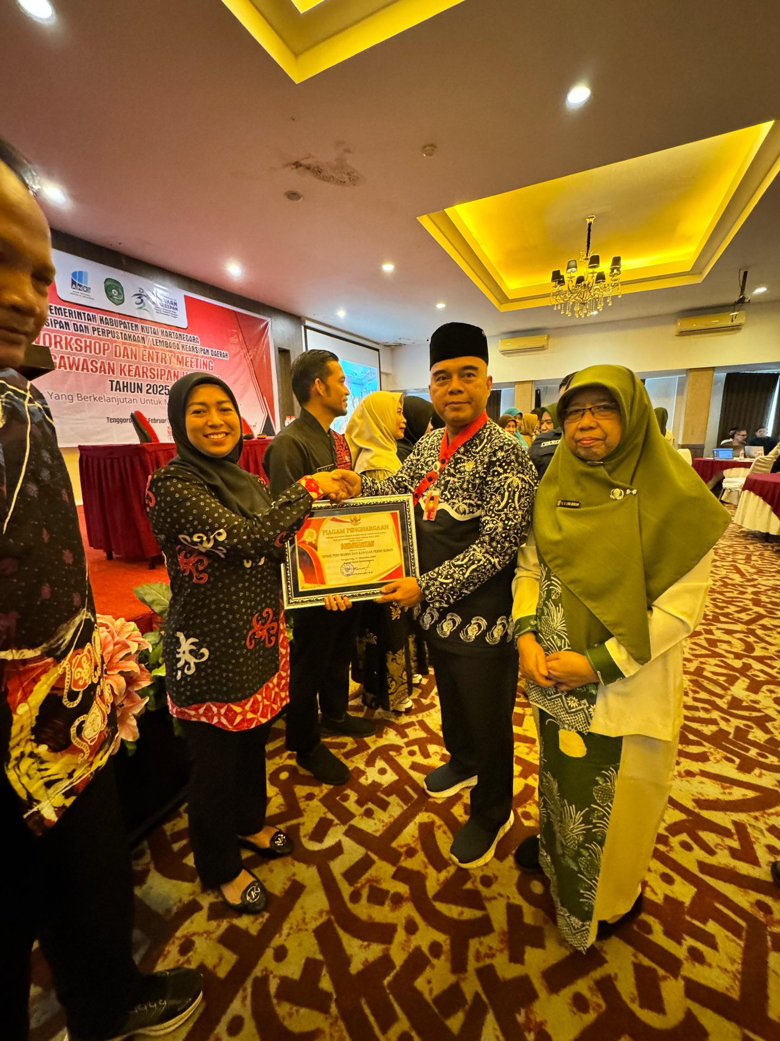 Raih Kategori Memuaskan, Disperkim Kukar Bawa Pulang Piagam Penghargaan atas Hasil Pengawasan Kearsipan Internal 2024 