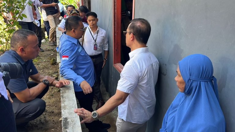 Bupati Kukar Aulia Rahman Basri Tinjau Permukiman Terdampak Longsor di Gunung Pegat