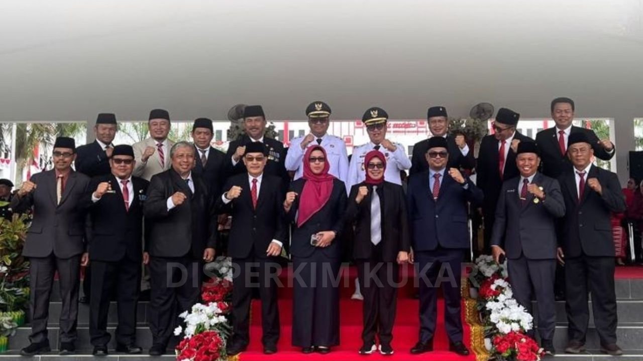 Plt Kepala Disperkim Kukar Hadiri Upacara HUT ke-80 RI di Halaman Kantor Bupati