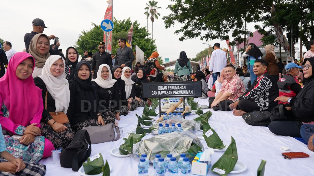 Merajut Kebersamaan Lewat Tradisi Beseprah: Disperkim Kukar Hadir dalam Erau Adat Kutai 2025